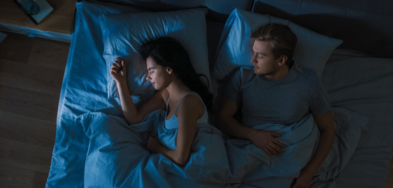 Pariskunta sänky nukumassa