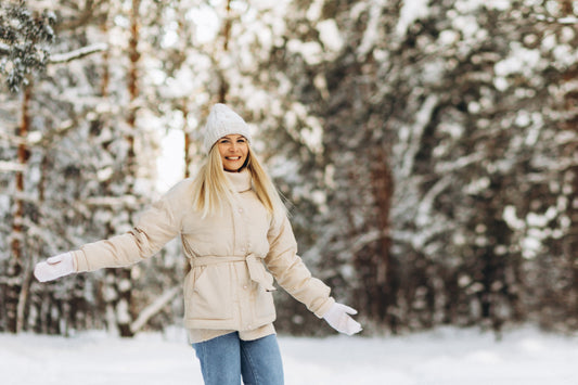 Nainen lumisessa metsässä