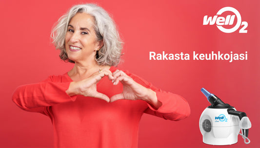 Hymyilevä nainen ja WellO2-hengitysharjoittelulaite