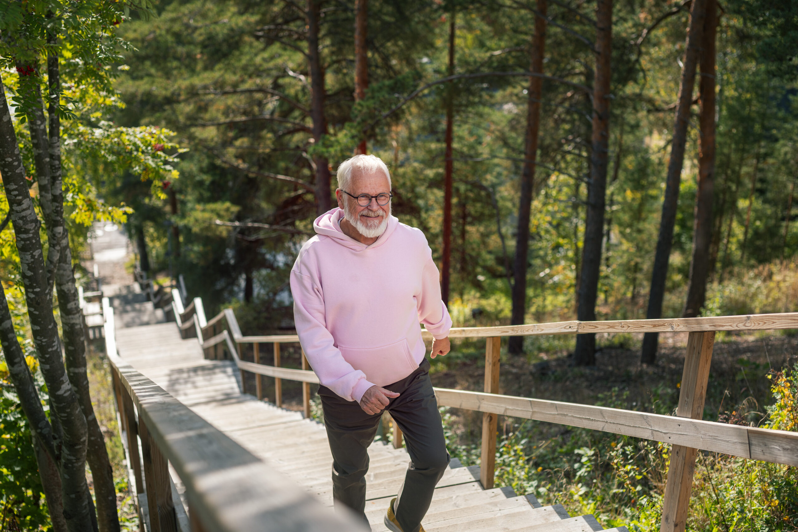 Mies nousee iloisesti portaita ylös