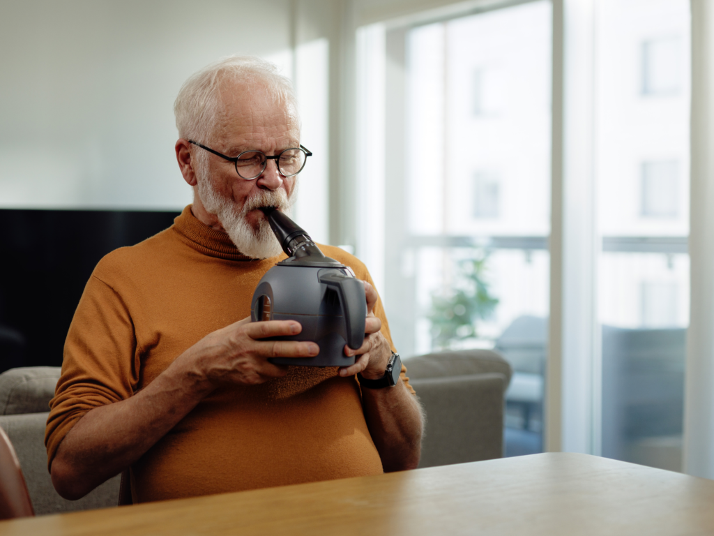 Mies harjoittelee MyBreath Steam Breathing Trainerilla