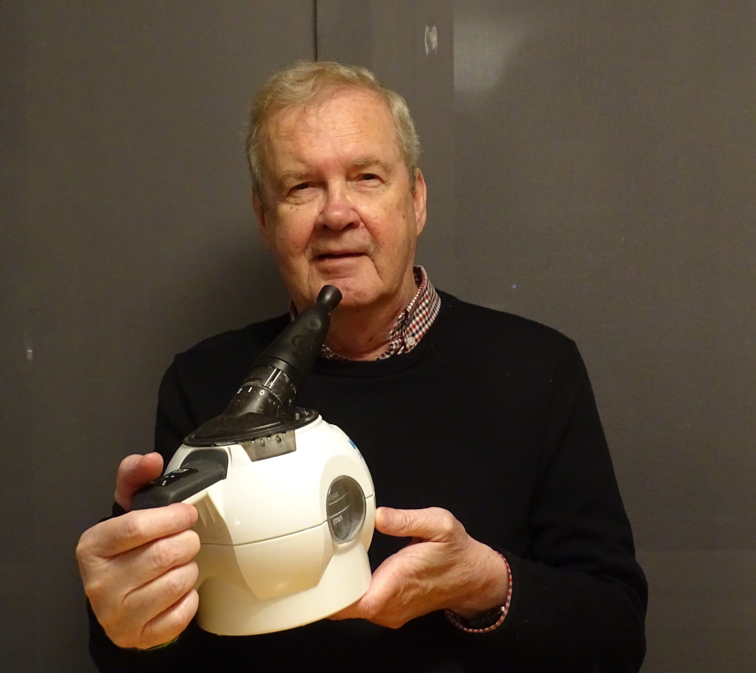 Olli Auvinen WellO2-laitteen kanssa