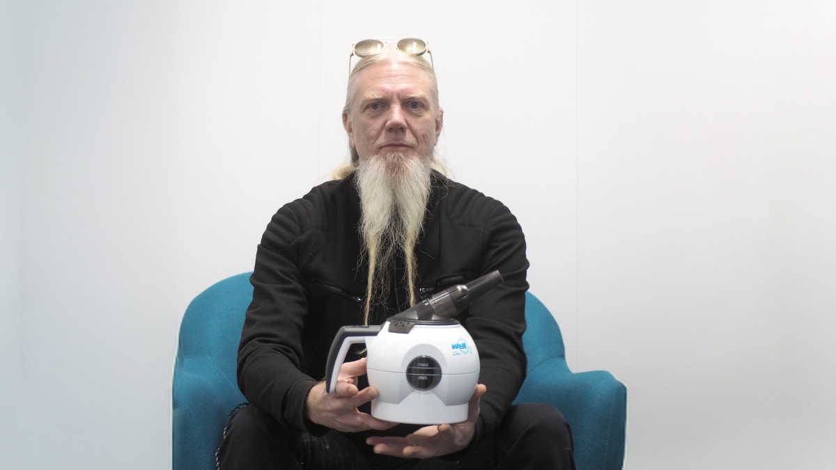 Hevimetallitähti Marko Hietala WellO2-laitteen kanssa