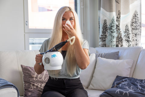 Nainen harjoittelee WellO2-nenämaskilla